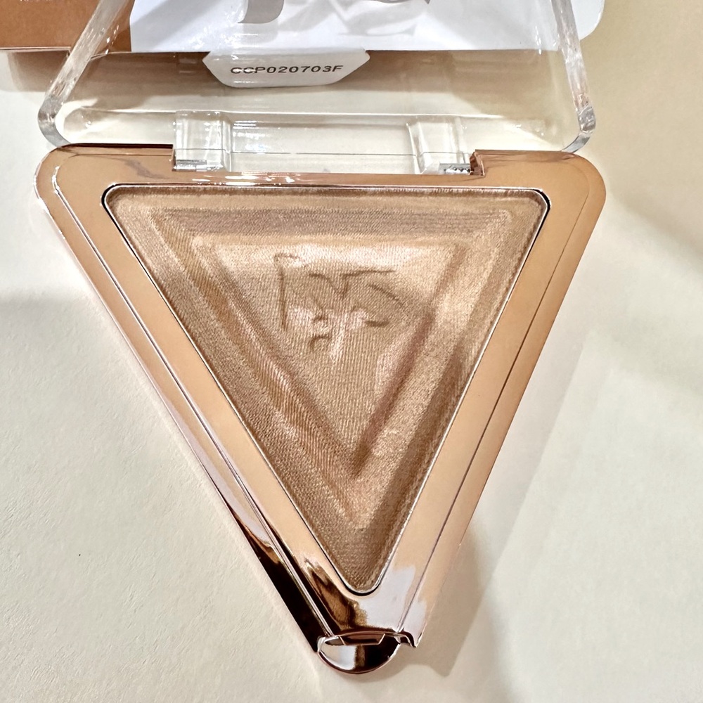 LYS Beauty True‎ Enlightenment Soft Focus Skin Finisher Powder Shade: Harmony